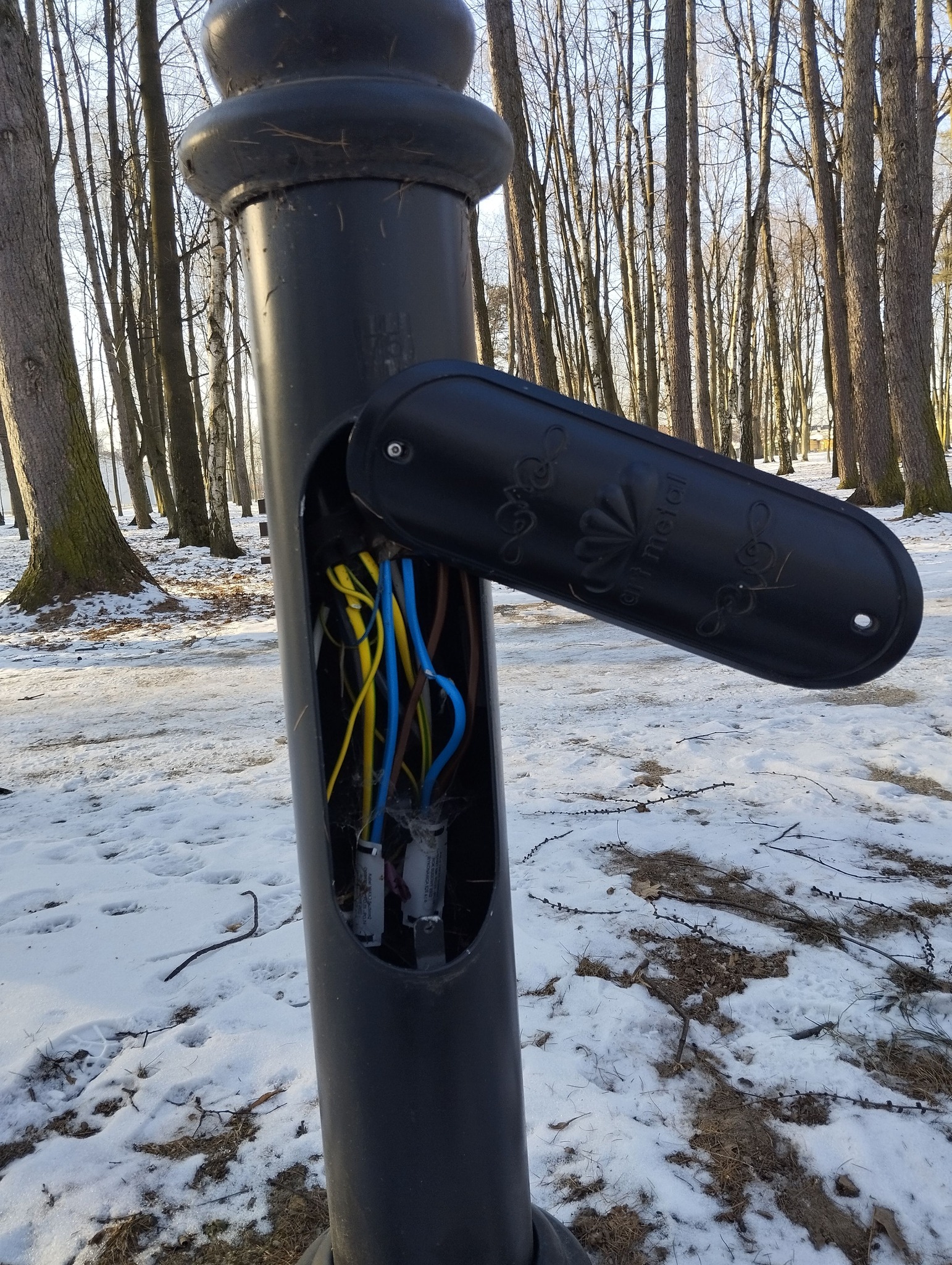 11 lamp uszkodzonych w koneckim parku. To skutek wandalizmu