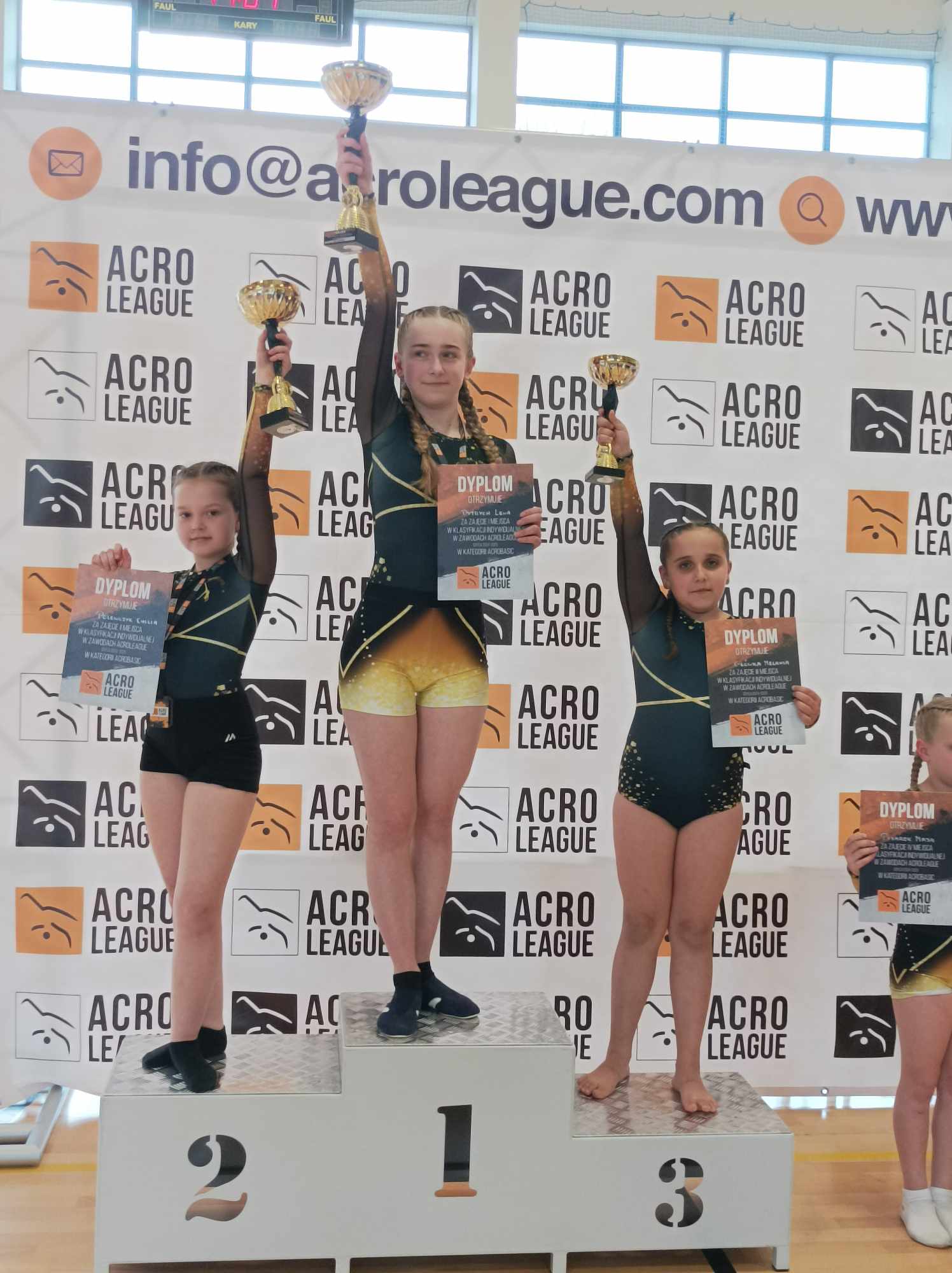 Sukces akrobatek ze Stąporkowa na zawodach w Oświęcimiu