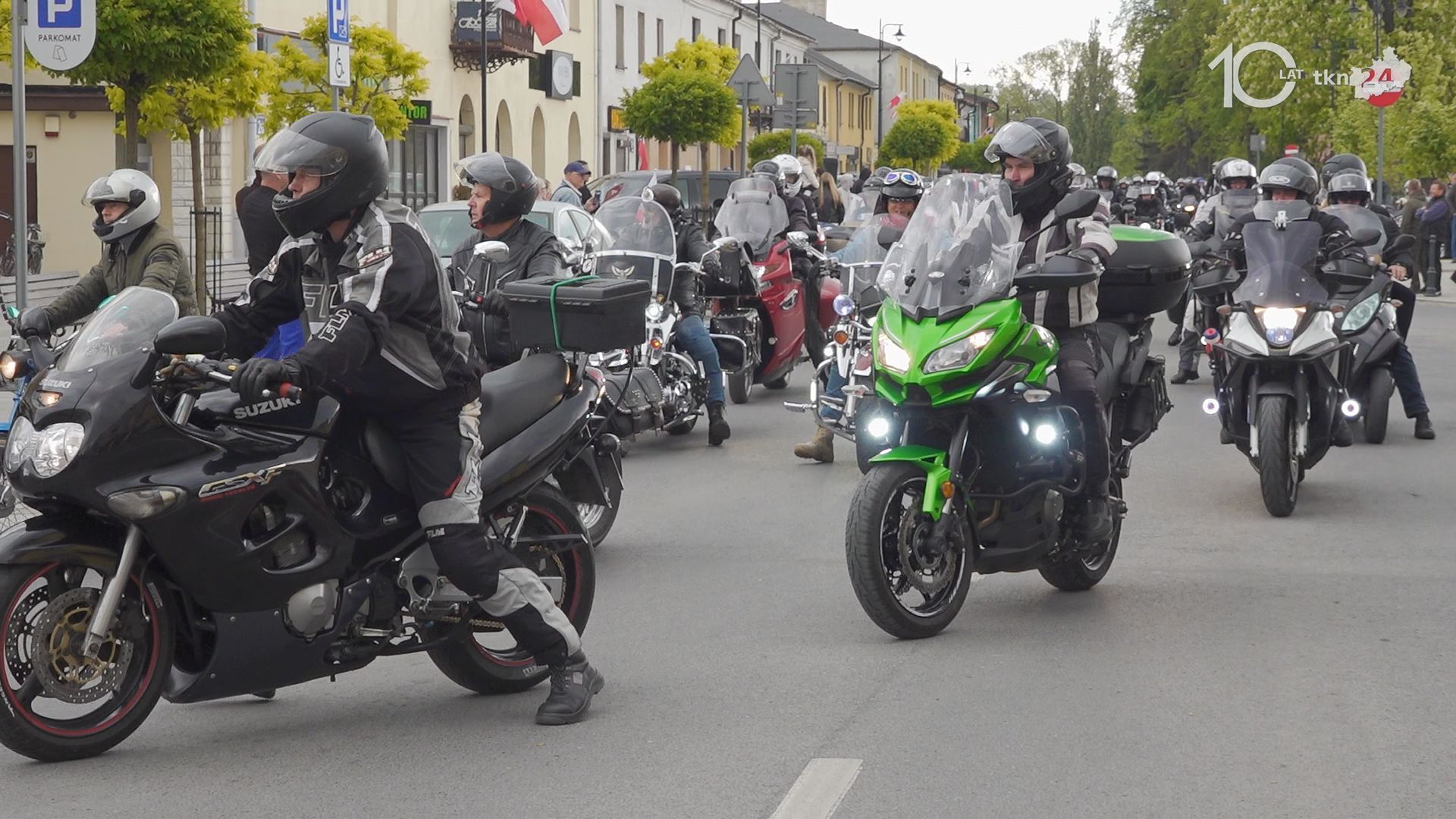 Ryk 250 silników i parada ulicami miasta. Czarna Flota zainaugurowała sezon motocyklowy w Końskich [wideo, zdjęcia]