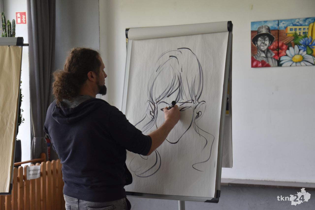 Stworzenie karykatury nie musi być trudne. interesujące warsztaty w Stąporkowie [wideo, zdjęcia]