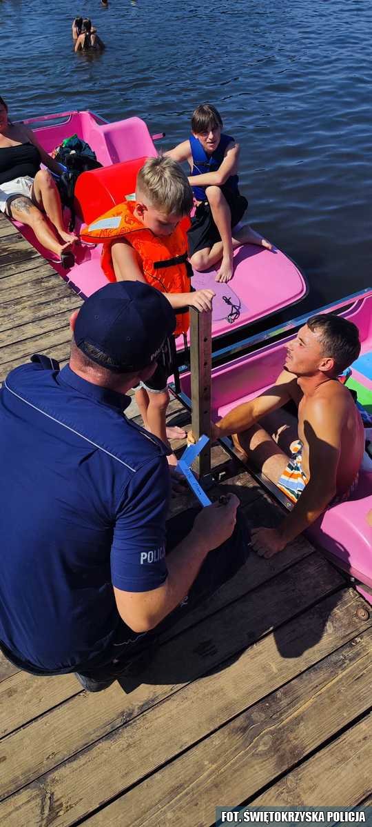 Wręczali dzieciom 'opaski niezgubki’ [zdjęcia]