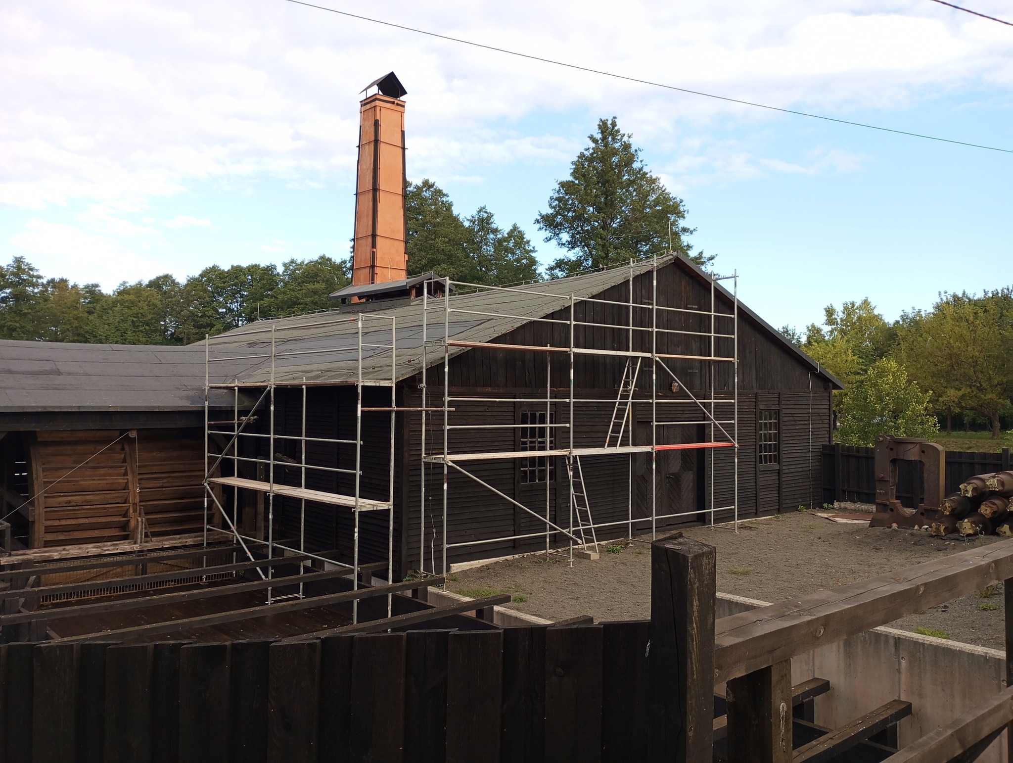 Trwają prace remontowe dachu hali walcowni na terenie Zabytkowego Zakładu Hutniczego w Maleńcu