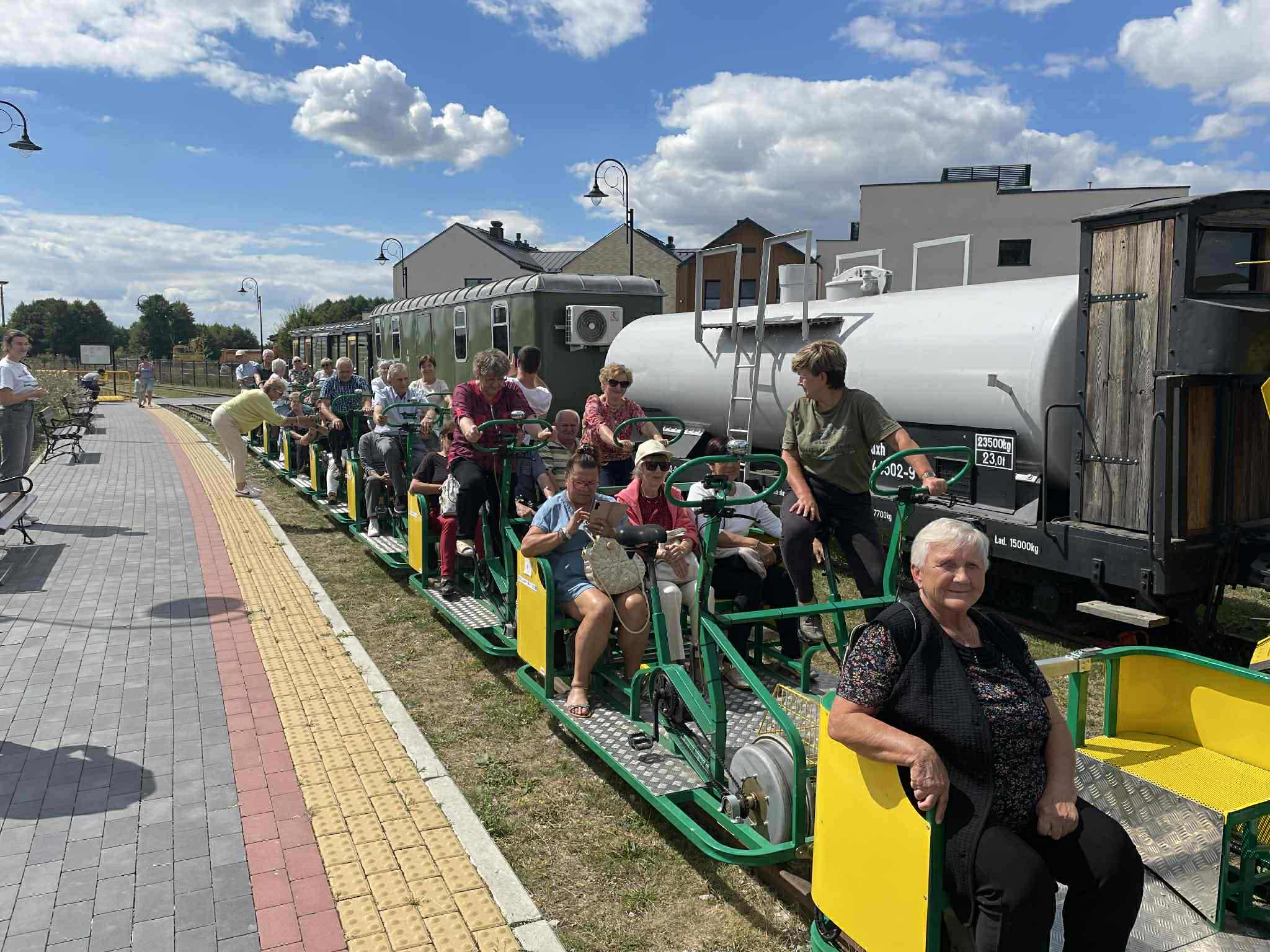 Wizyta seniorów z gminy Smyków w parkach krajobrazowych i ośrodku edukacji przyrodniczej