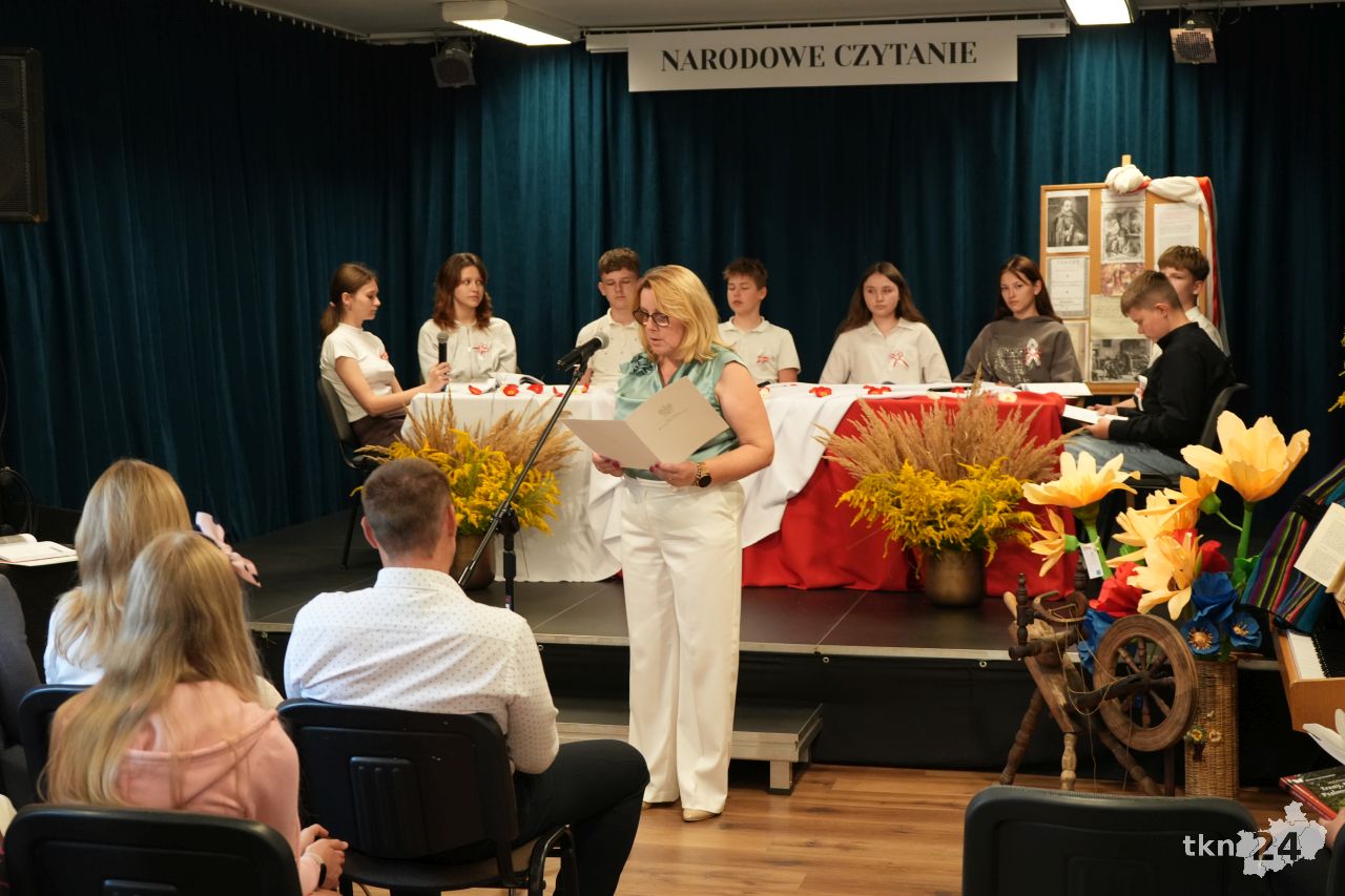 Narodowe Czytanie w Gowarczowie. Młodzież zaprezentowała twórczość Jana Kochanowskiego [wideo, zdjęcia]