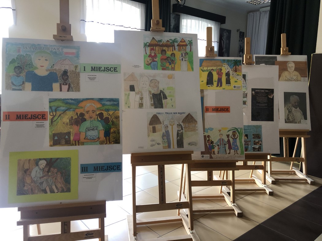 Ks. Marceli Prawica oczami młodych – artystyczna wystawa w I LO w Końskich [zdjęcia]