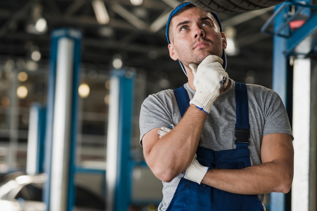 Podnośnik kolumnowy, nożycowy czy dwukolumnowy? Sprawdź jak wybrać odpowiedni sprzęt dla Twojego warsztatu