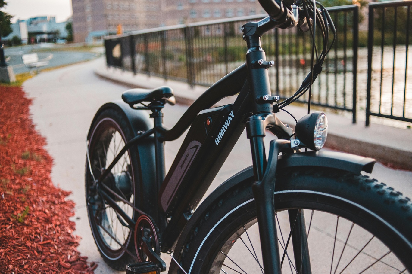 Rower elektryczny na dojazdy do pracy – co warto wiedzieć?