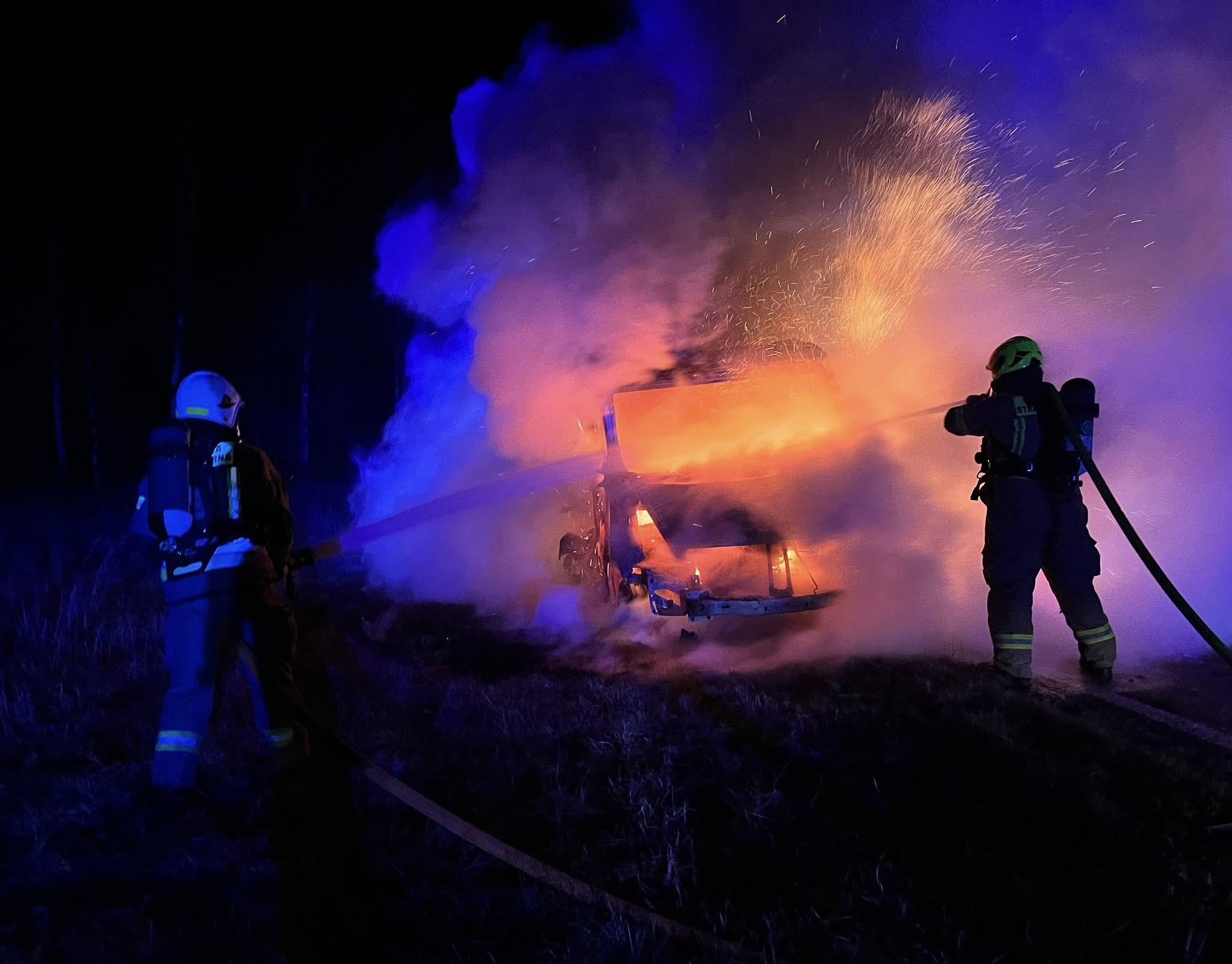 Auto dostawcze doszczętnie spłonęło na DK42 w Wyszynie Fałkowskiej