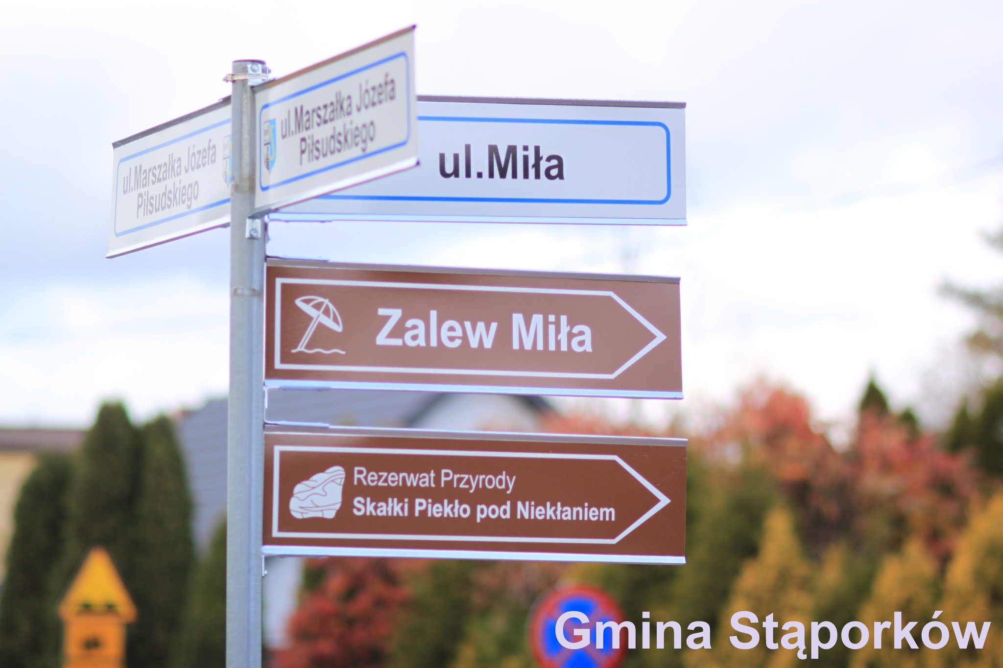 Gmina Stąporków i ZGKiM wymieniają tablice kierunkowe na nowe [zdjęcia]