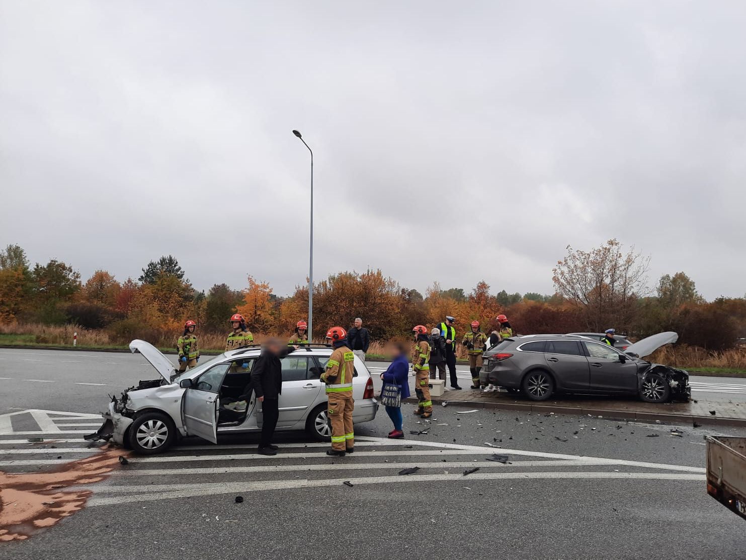 Kolizja na obwodnicy w Końskich. Zderzyły się dwie osobówki [zdjęcia]