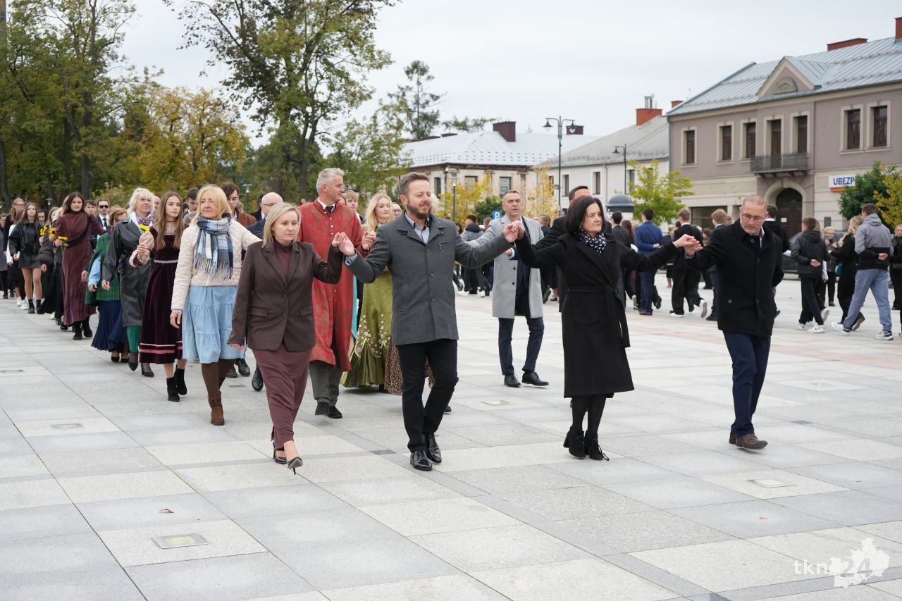 80 par na 80-lecie Ekonomika. Mnóstwo par tańczyło poloneza na koneckim rynku [wideo, zdjęcia]
