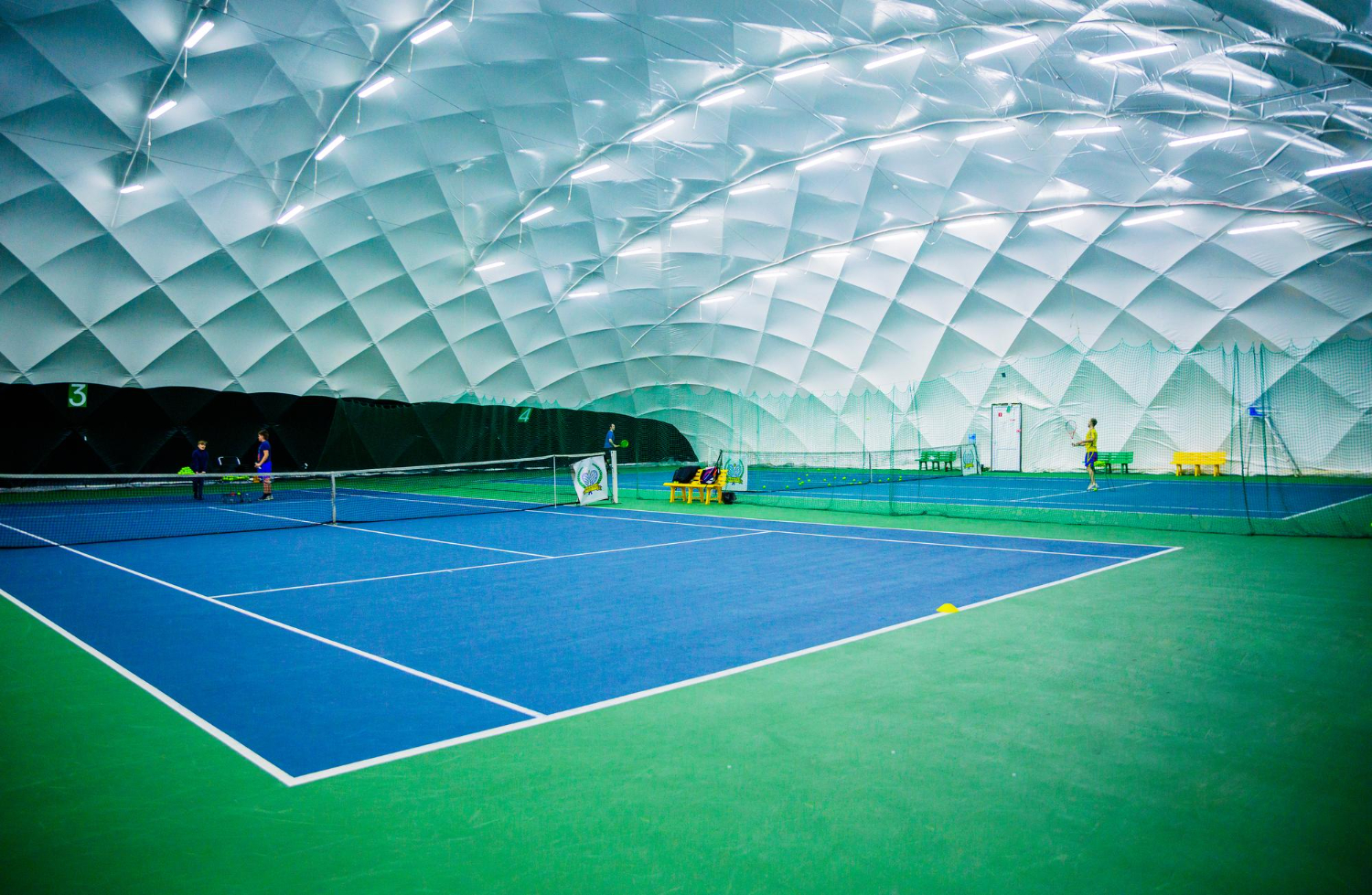 Całoroczna funkcjonalność kortów tenisowych – czy warto inwestować w zadaszenie stałe, czy pneumatyczne?