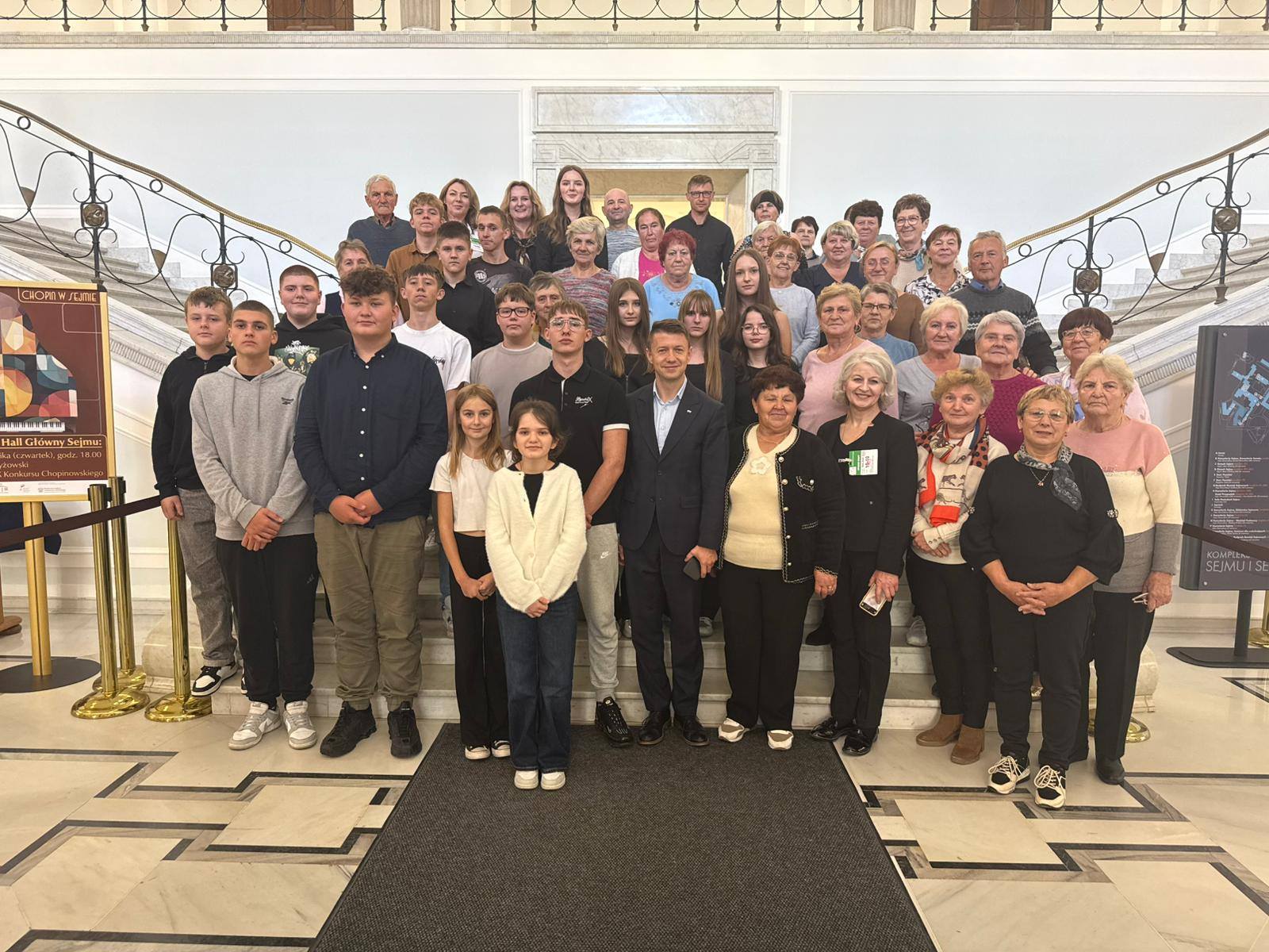 Mieszkańcy gminy Smyków zwiedzili Sejm RP z posłem Bartłomiejem Dorywalskim [zdjęcia]