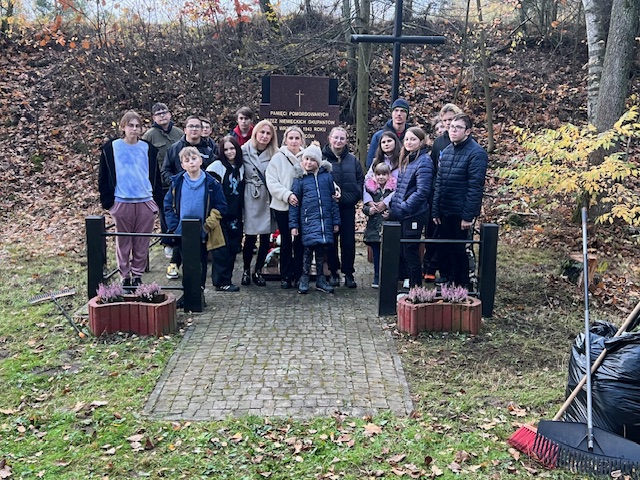 Patriotyczna inicjatywa uczniów z Baryczy. Młodzież z wizytą w Kornicy [zdjęcia]