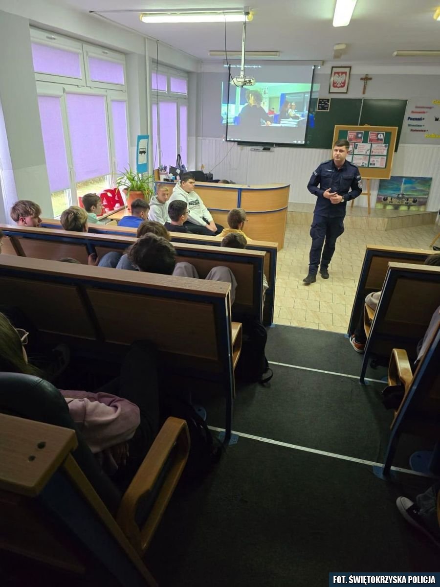 Policja edukowała stąporkowską młodzież o przemocy