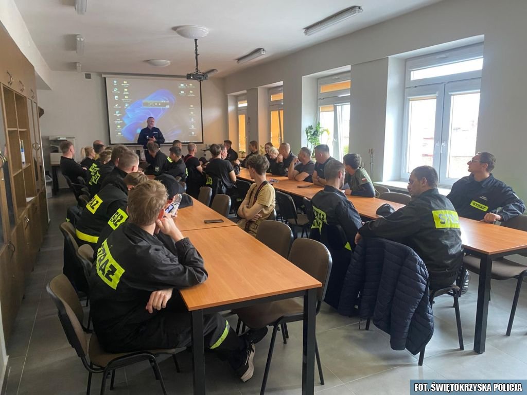 Policjanci uczyli strażaków kierowania ruchem drogowym w trakcie akcji