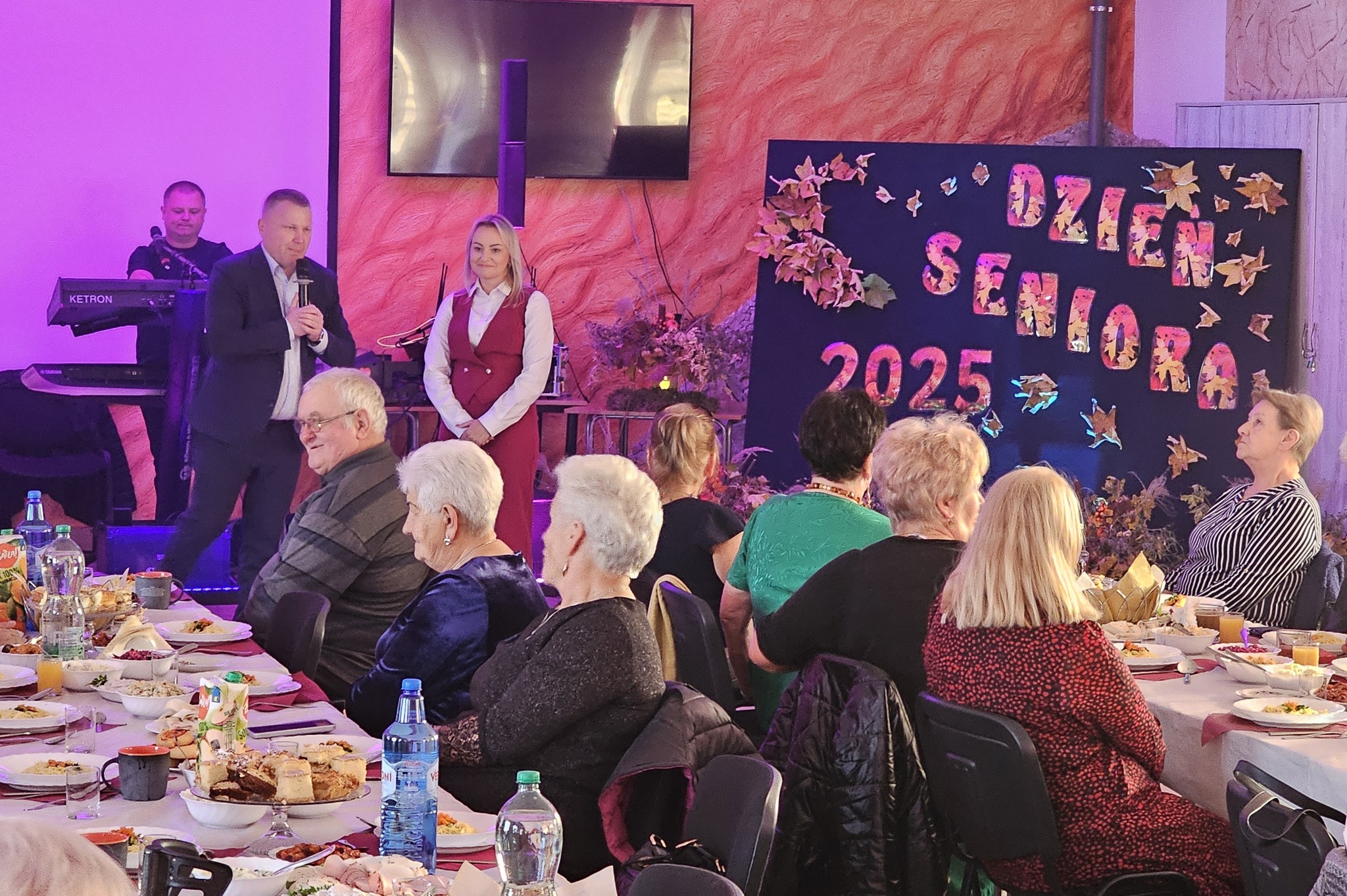 Seniorzy świętowali w Radoszycach. Tańce i wspólne świętowanie w OSP [zdjęcia]