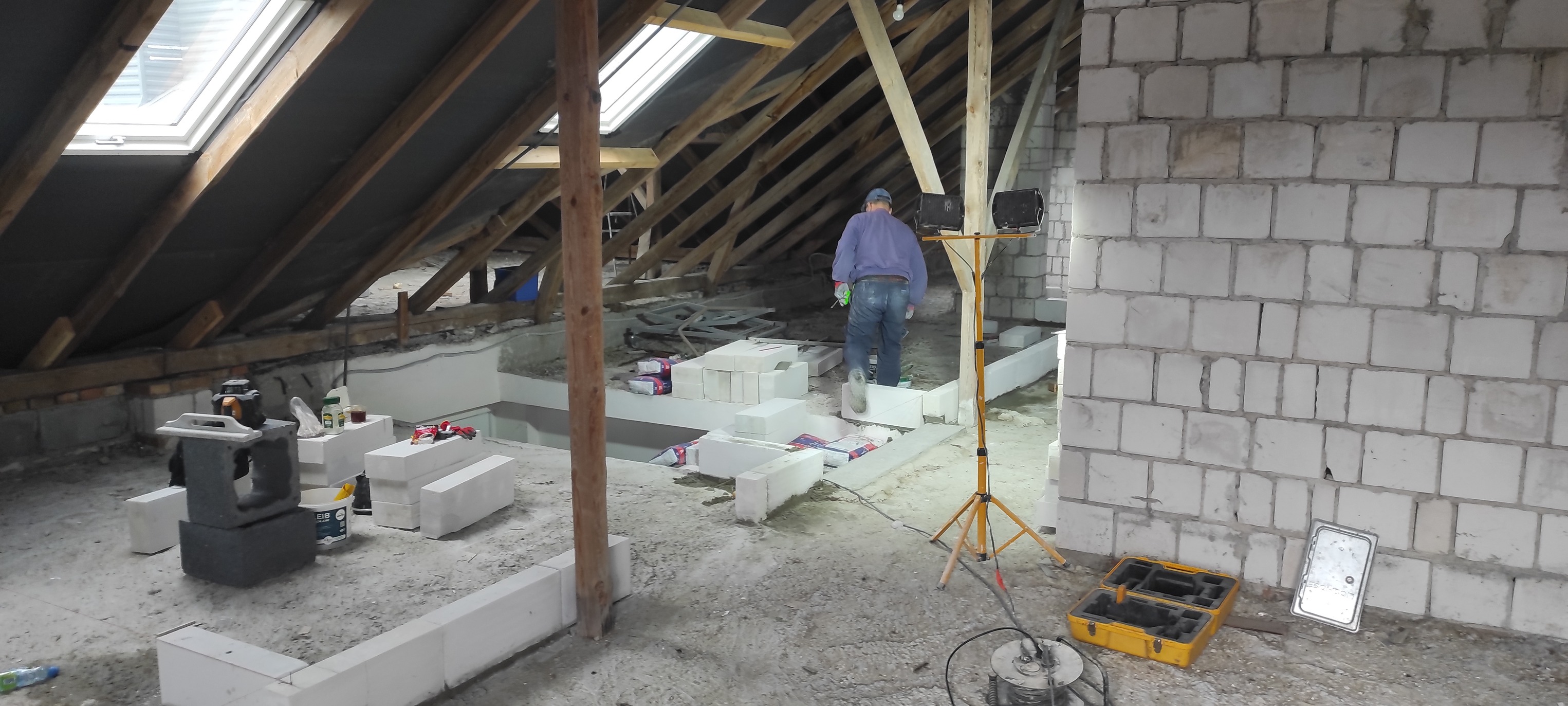 Trwa modernizacja poddasza Hospicjum w Rudzie Białaczowskiej [zdjęcia]