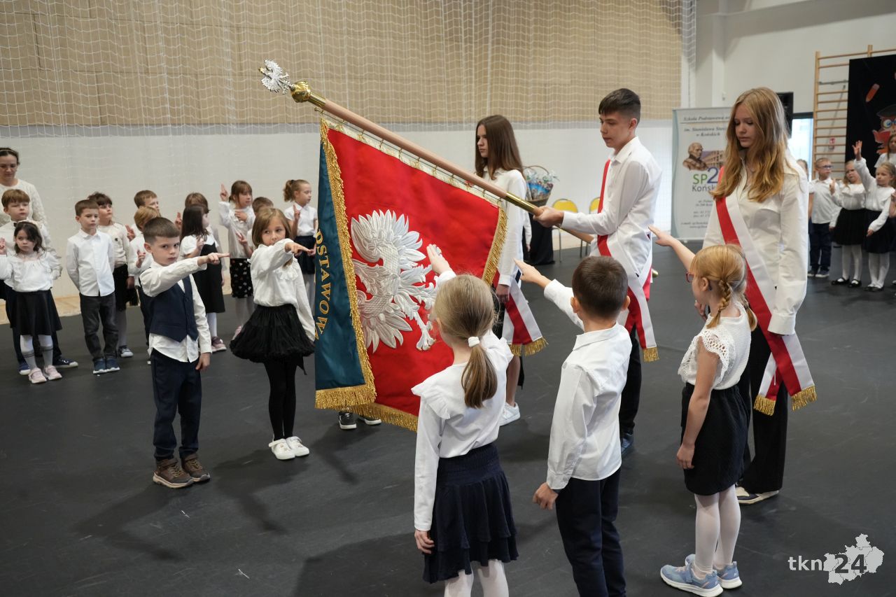 Uczniowie koneckiej 'Dwójki’ ślubowali na nowy sztandar szkoły [wideo, zdjęcia]
