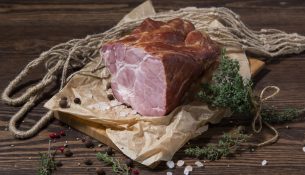 W dobie szybkiego życia coraz częściej tęsknimy za prawdziwym, tradycyjnym smakiem – takim, jaki pamiętamy z rodzinnych stołów. Swojskie wędliny z Delikatesów Baccara to gwarancja naturalnych składników, tradycyjnych metod wędzenia i niepowtarzalnego aromatu. Teraz możesz zamówić je wygodnie online i cieszyć się autentycznym smakiem bez wychodzenia z domu.