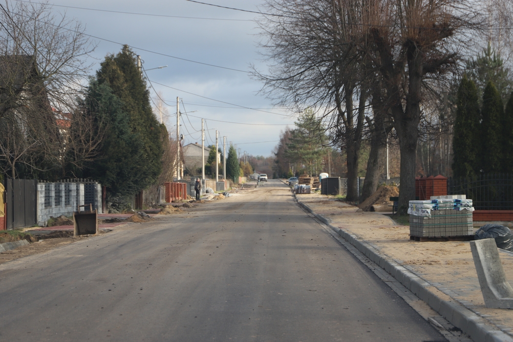 Realizacja drogi powiatowej w Adamowie w gminie Smyków