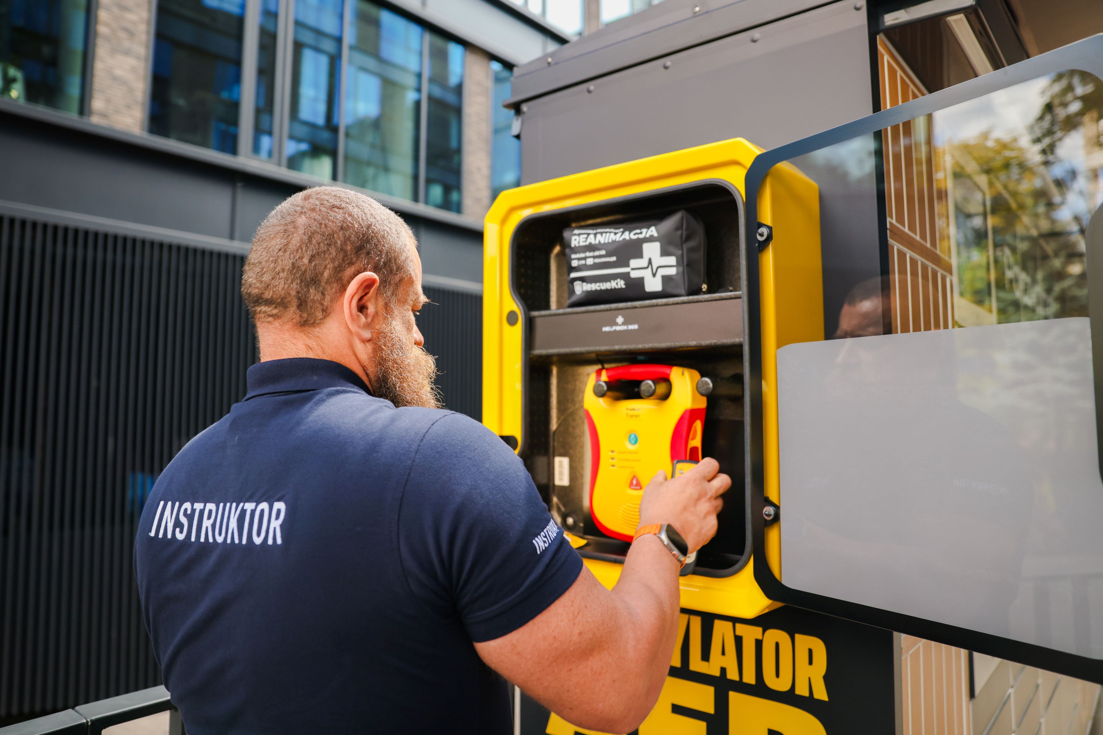 Defibrylatory AED na paczkomatach InPostu pojawiły się w naszym powiecie