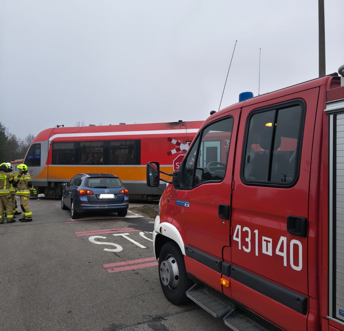 Kolizja osobówki z pociągiem w Wólce Plebańskiej [zdjęcia]