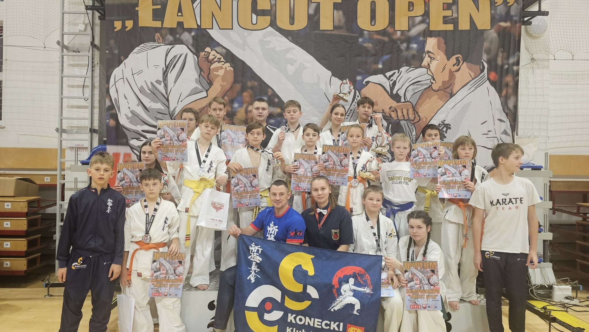 16 medali naszych karateków w Łańcucie [zdjęcia]