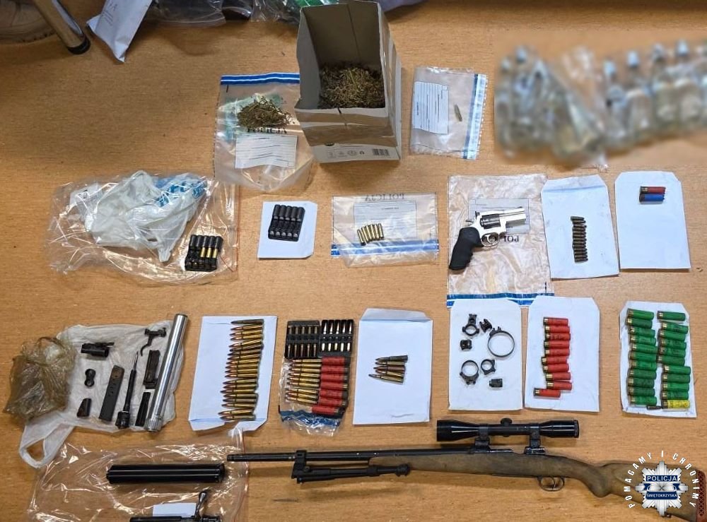 Narkotyki, broń i amunicja. Dwóch mieszkańców gminy Smyków zatrzymanych [zdjęcia]