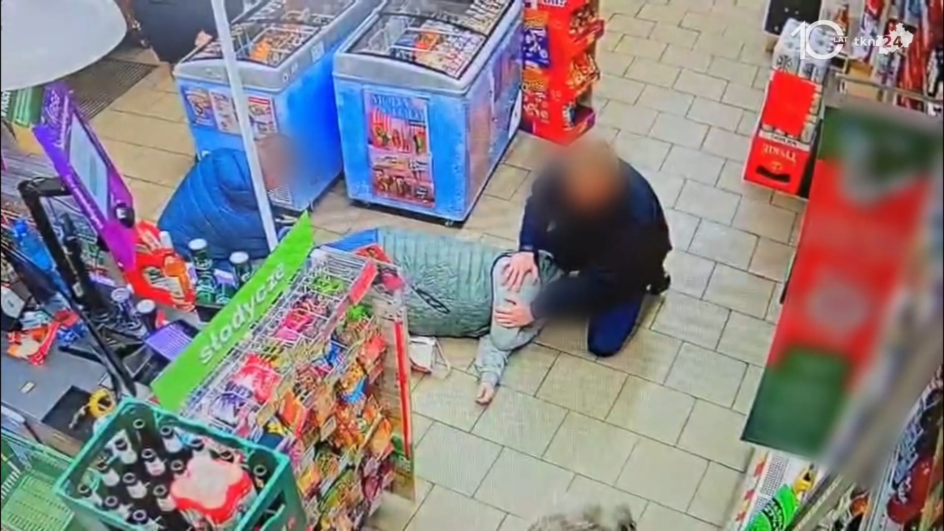 Policjant po służbie udzielił pierwszej pomocy potrzebującej [wideo]