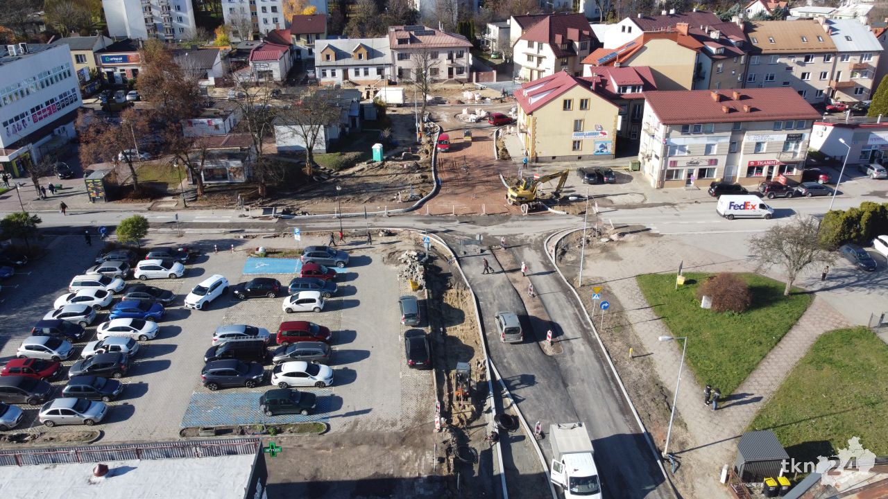 Przebudowa centrum Końskich. Pierwsze odcinki z asfaltem i chodnikiem [wideo, zdjęcia]