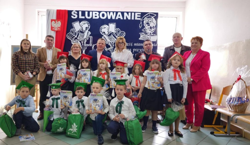 Uroczyste przyjęcie pierwszaków do społeczności szkolnej w Kłucku [zdjęcia]