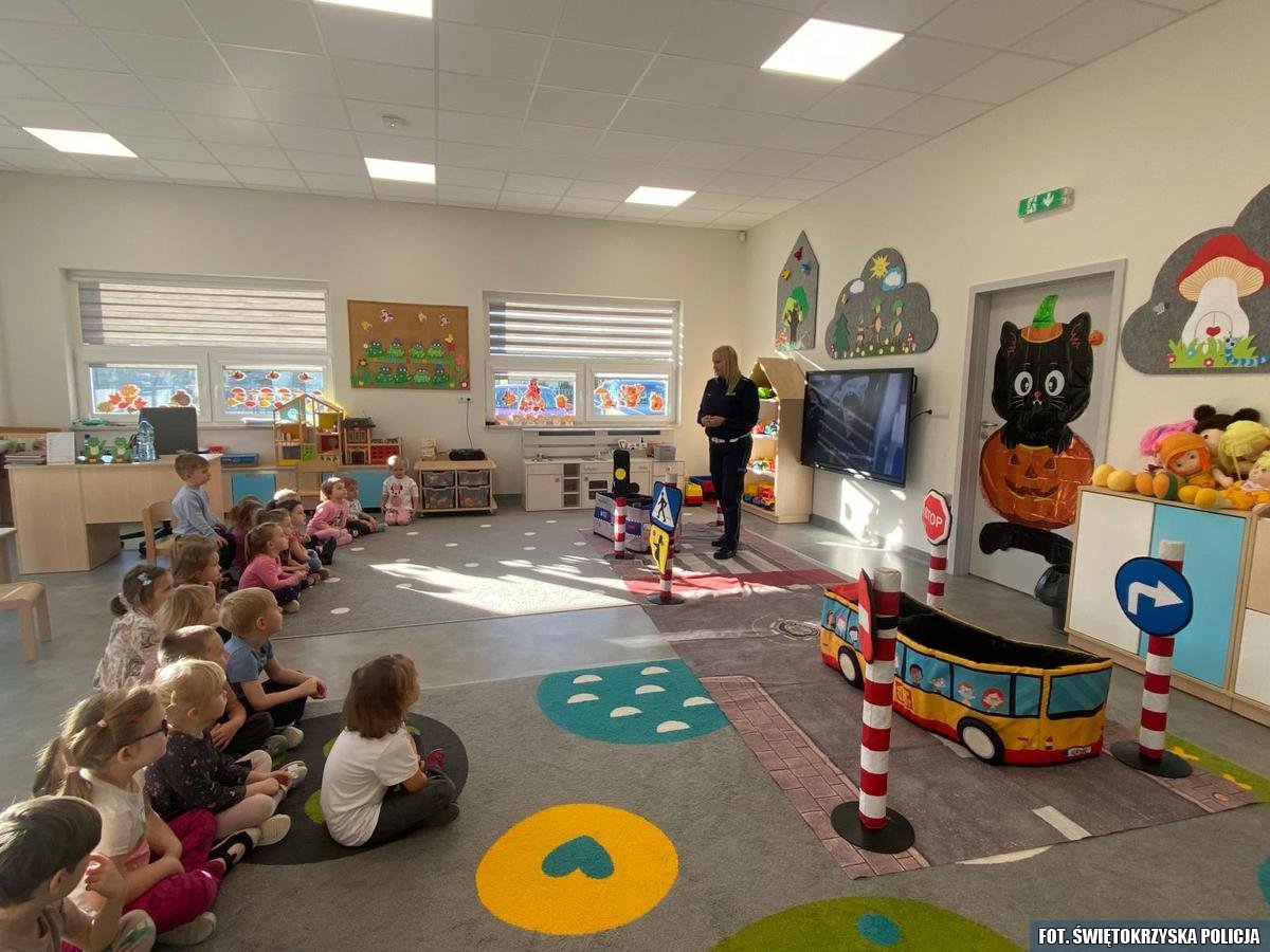 ’Świeć Przykładem – Noś odblaski’. Akcja profilaktyczna koneckiej policji [zdjęcia]