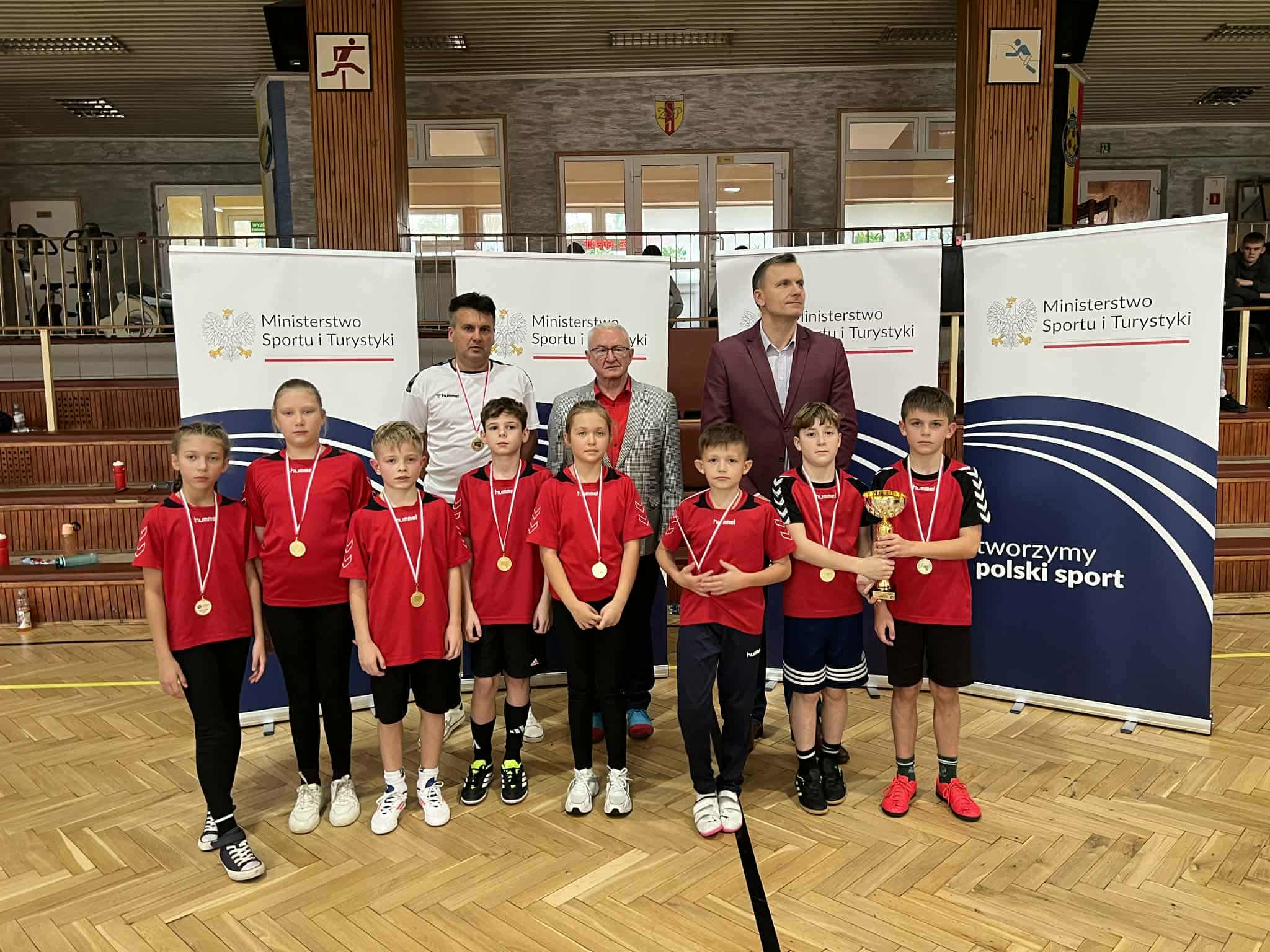 Szczypiorniści z Królewca wywalczyli II miejsce w eliminacjach Świętokrzyskiej Ligi Szkół Podstawowych