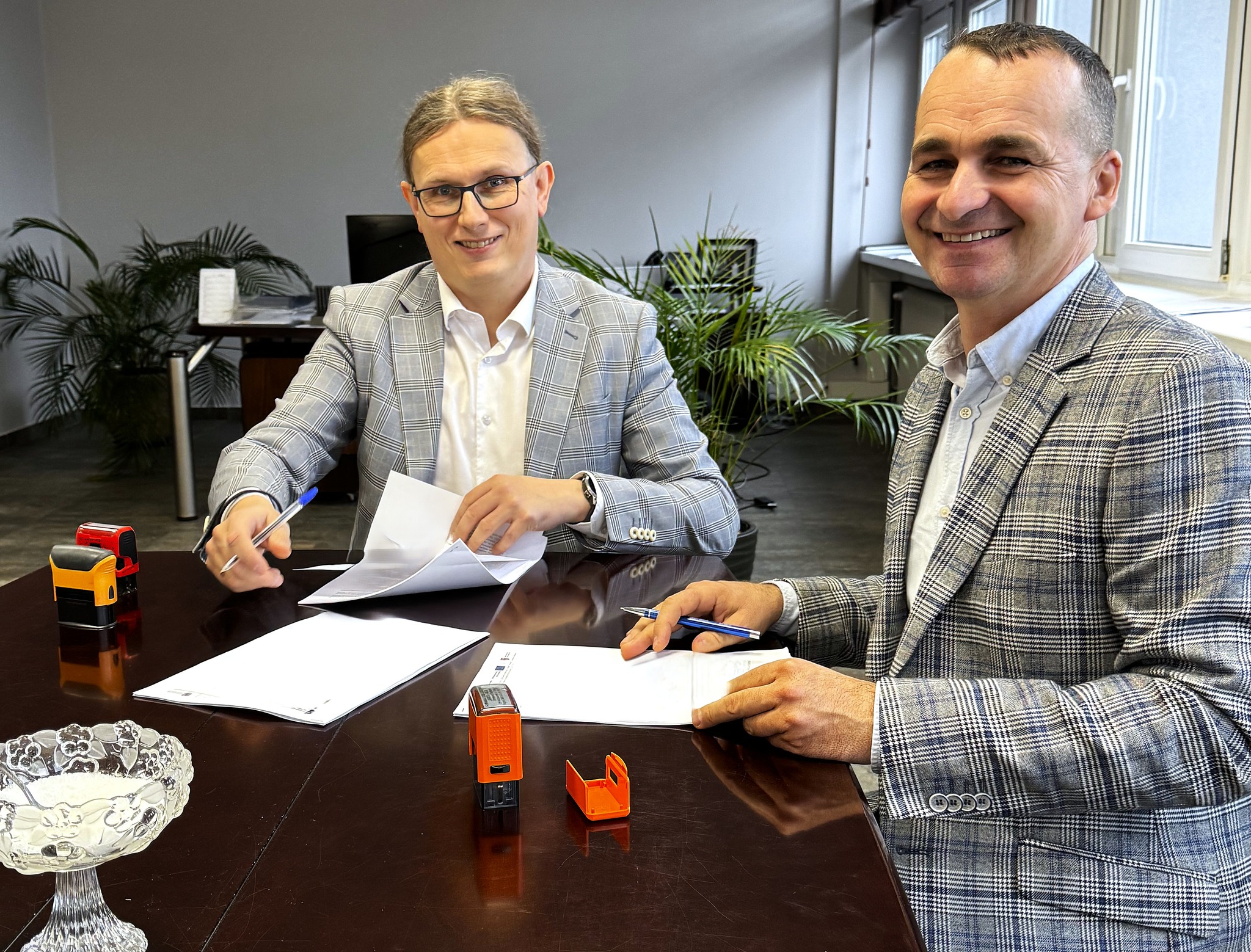 Umowa podpisana. Szkoła w Niekłaniu Wielkim przejdzie kompleksową termomodernizację