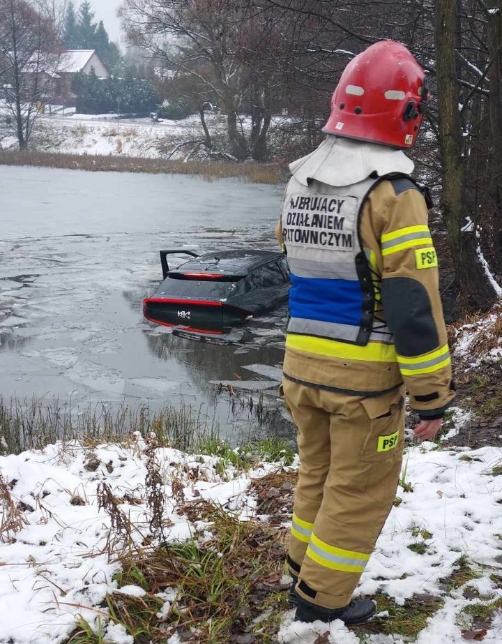 Kia wjechała do stawu. Kierujący nie chciał uderzyć w zwierzę