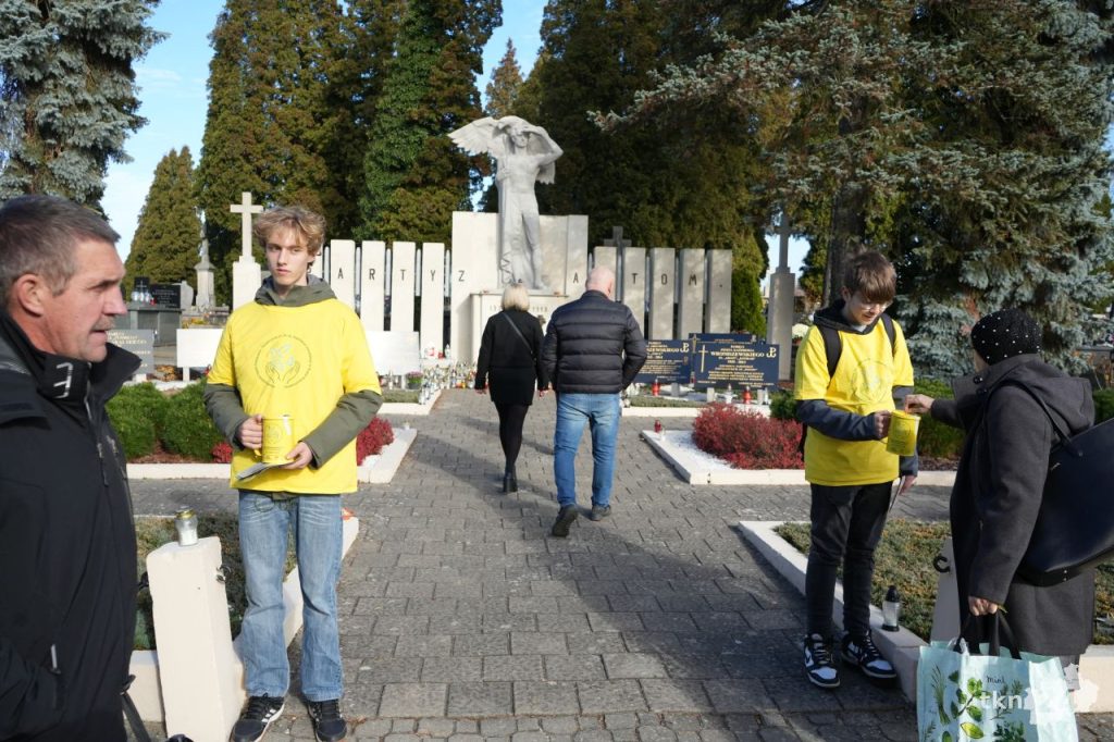 Wolontariusze kwestują przy cmentarzach. We Wszystkich Świętych wesprzyjcie ważne cele [wideo, zdjęcia]