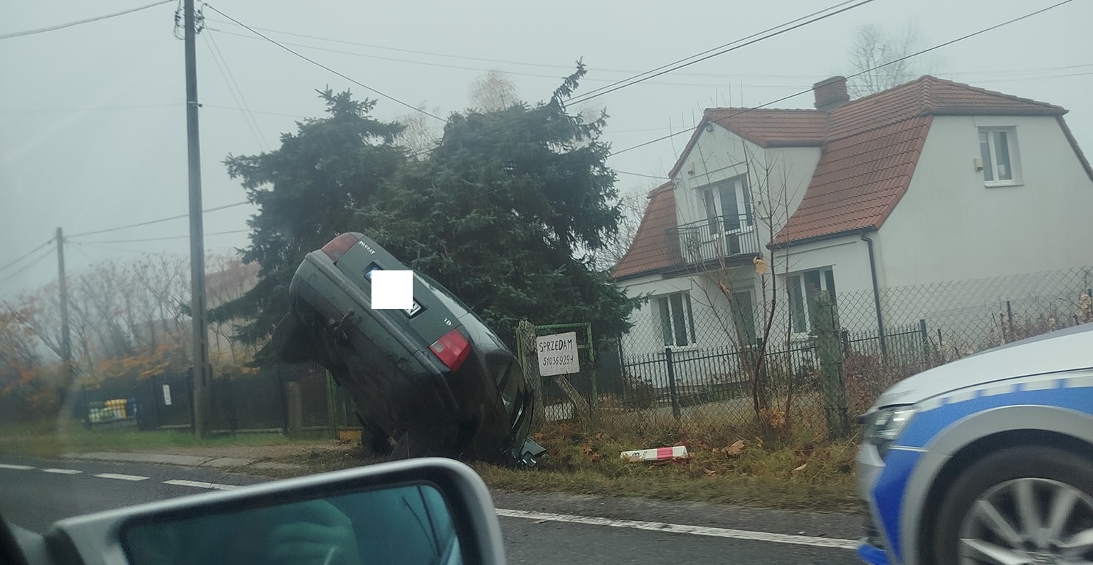 Pijani jechali passatem. Uderzyli w przepust