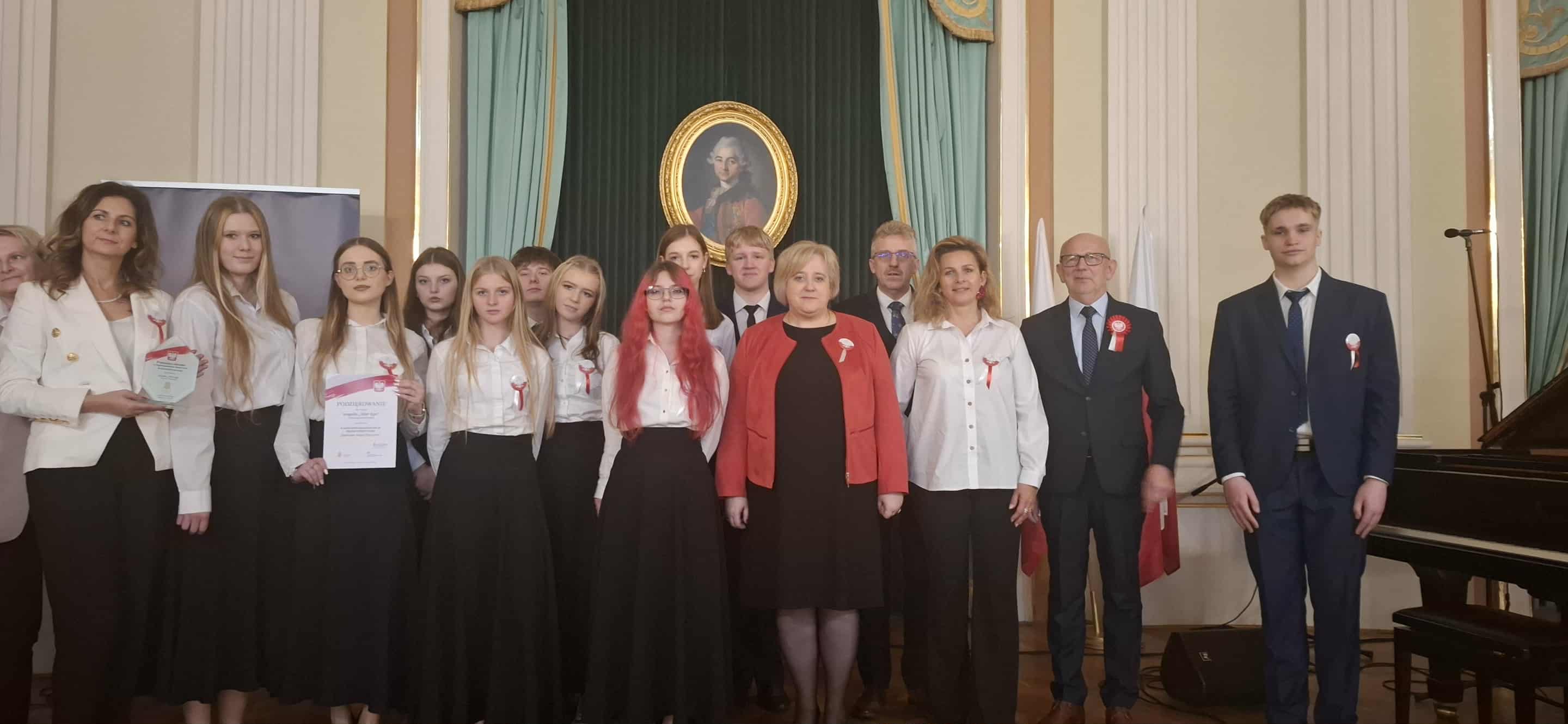 Młodzież z ZSP w Stąporkowie śpiewała na Zamku Królewskim w Warszawie [zdjęcia]