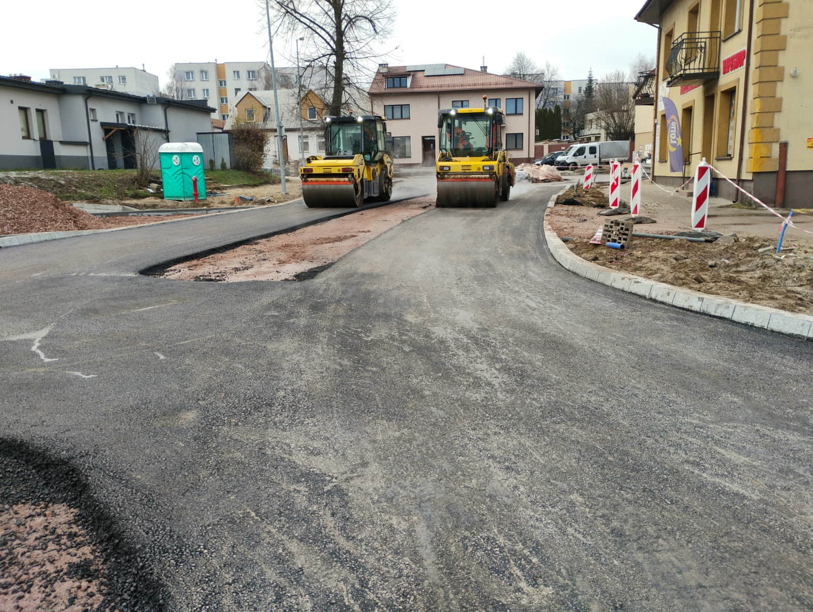 Zdążyli przed pierwszym śniegiem. Przebudowywane drogi w gminie Końskie mają asfalt [zdjęcia]