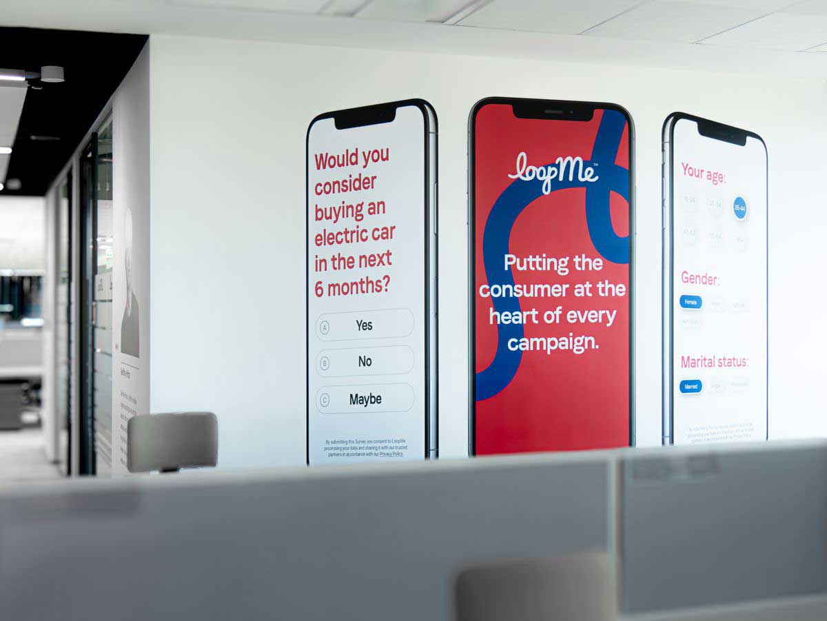 Reklama wizualna dla lokalnego handlu: jak zwiększyć rozpoznawalność usług w małych miastach?