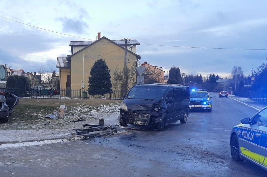 Bus i osobówka zderzyły się w Radoszycach. 43-latek w szpitalu