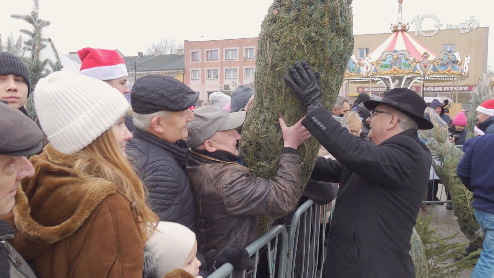 Darmowe choinki dla mieszkańców. Trwa drugi dzień jarmarku bożonarodzeniowego w Końskich [wideo, zdjęcia]