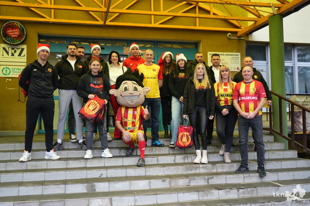 Kibice Korony Kielce dla dzieci. Żółto-Czerwony Mikołaj odwiedził konecki szpital [wideo, zdjęcia]