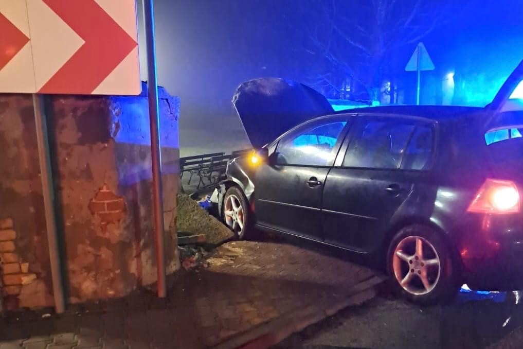 Kierowca uderzył w ogrodzenie posesji w Rudzie Malenieckiej
