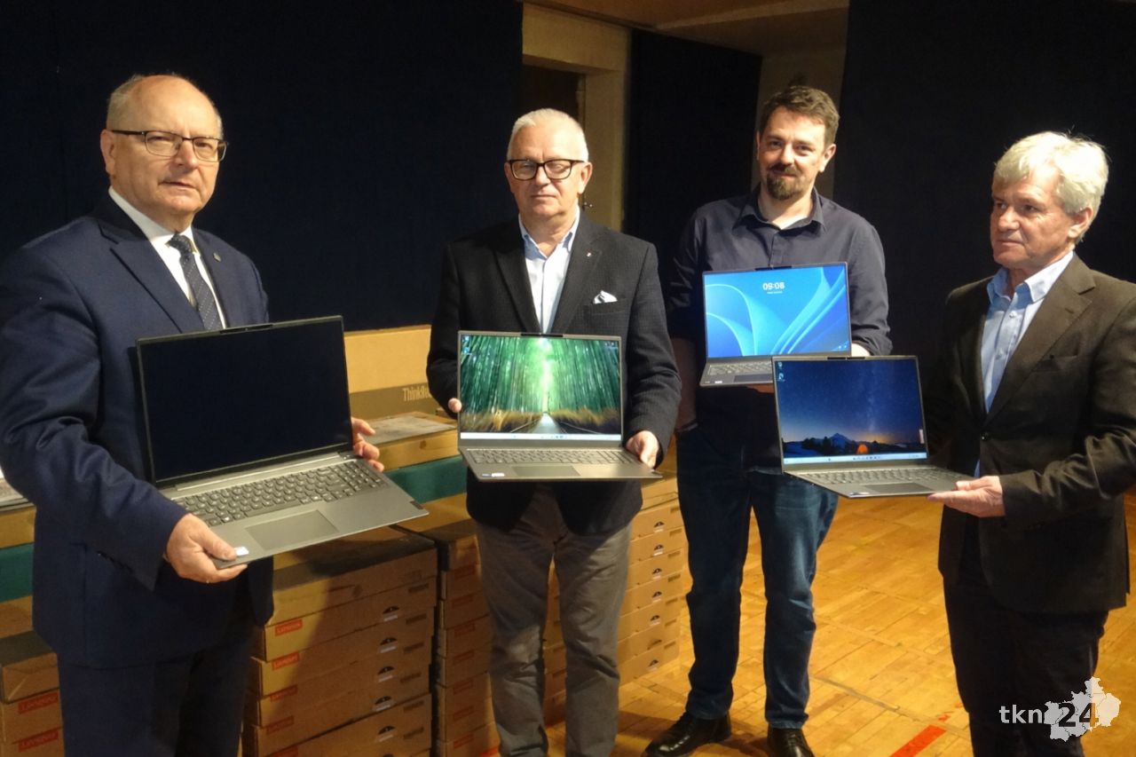 Laptopy i tablety dla szkół w gminie Końskie. Ze środków z Krajowego Planu Odbudowy [wideo, zdjęcia]