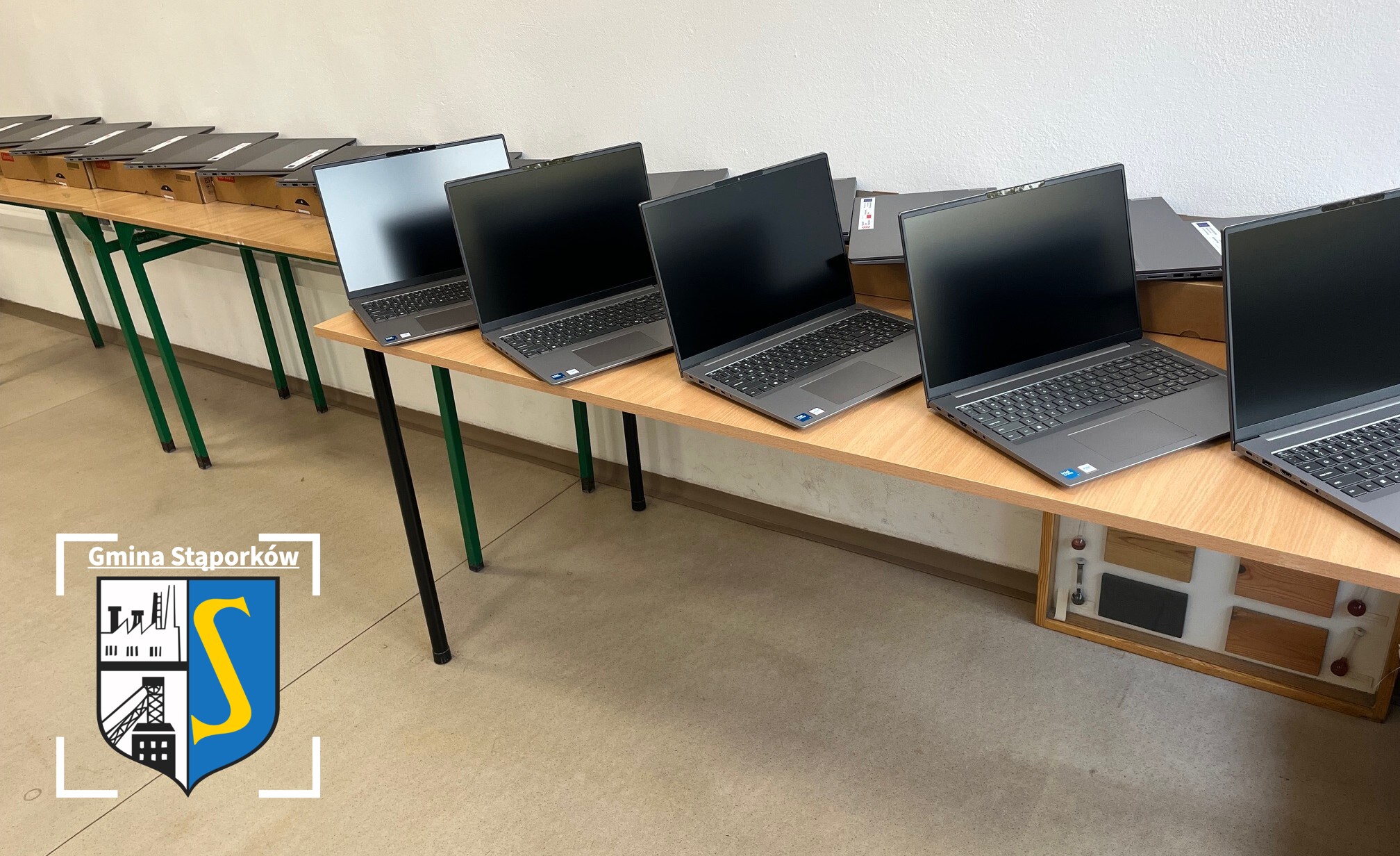 Laptopy, tablety i sprzęt do nauki zdalnej trafią do szkół w Gminie Stąporków