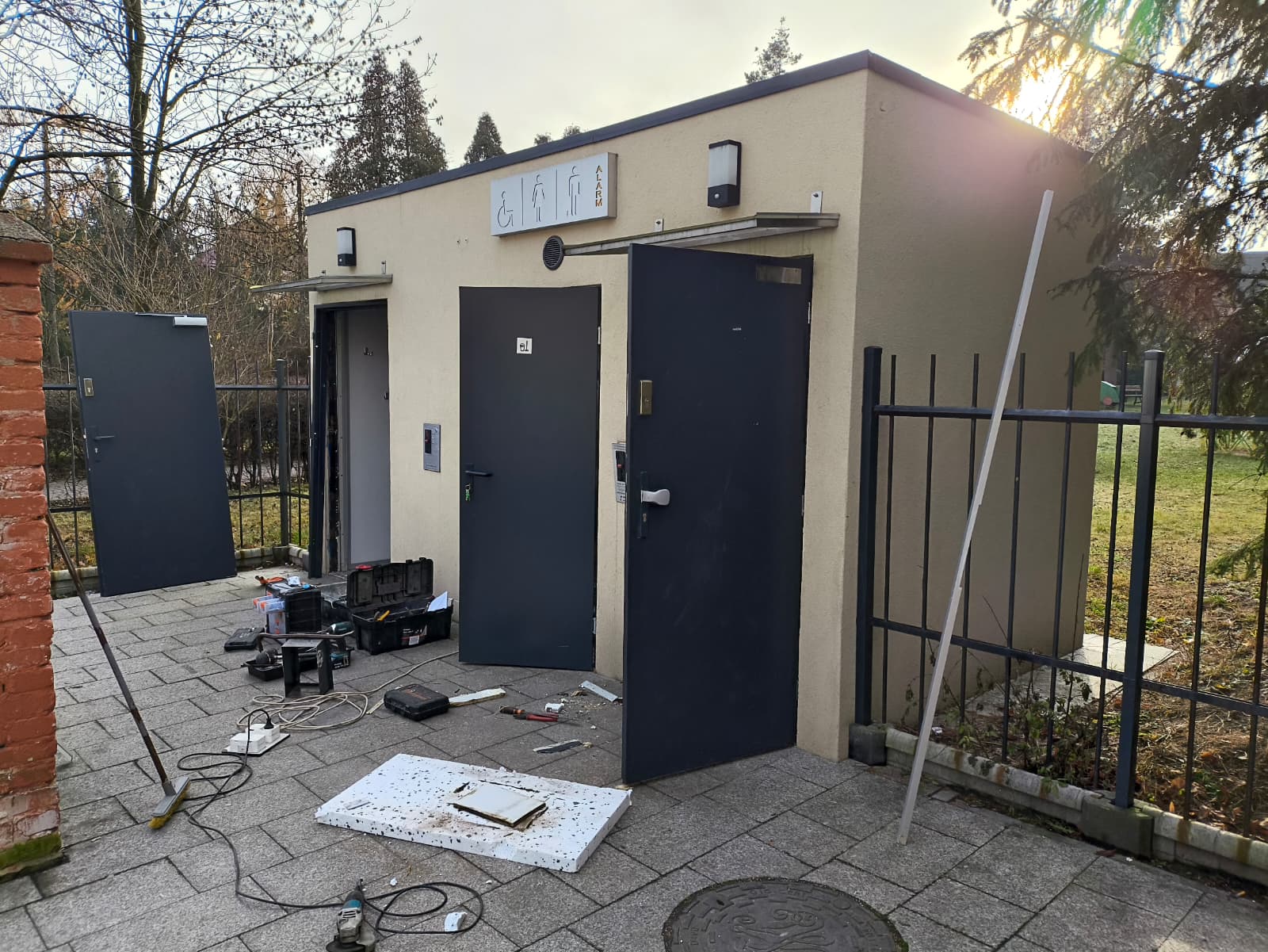 Szalet w Końskich regularnie dewastowany. Bywa też miejscem noclegu