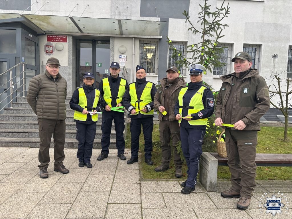 Odblaskowa choinka świeci przykładem przy komendzie policji w Końskich [wideo, zdjęcia]