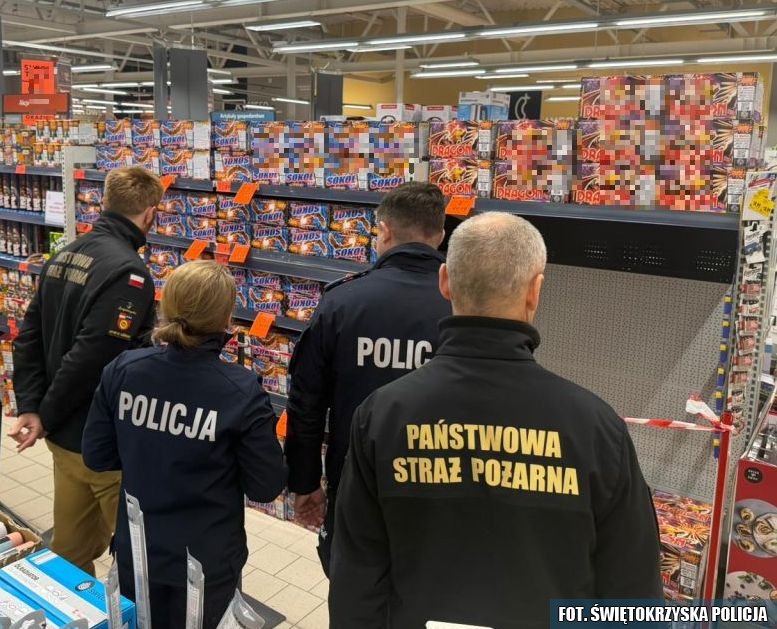 Strażacy i policjanci kontrolują punkty sprzedaży fajerwerków